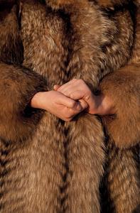 在寒冷的冬天穿着毛皮大衣照片